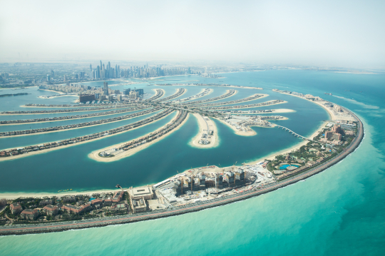 Blick aus dem Flugzeug über The Palm Dubai, künstlich angelegte Inseln im Meer