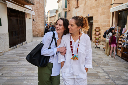 2 Frauen schlendert durch eine Altstadt