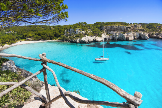 Cala Macarella, Menorca, blaues Wasser, Segelboot